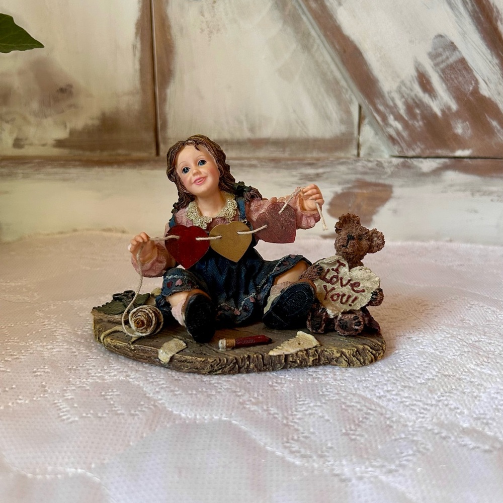 Boyd’s bears dollstone collection Susan with Cupid paper hearts